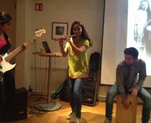 Tamilsk fløytegruppe fremførte egenkomponerte melodier, Mira Thiruchelvam på bambusfløyte, Dipha Thiruchevam på gitar og Jacob Hamre på Cajoon.