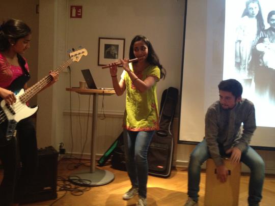Tamilsk fløytegruppe fremførte egenkomponerte melodier, Mira Thiruchelvam på bambusfløyte, Dipha Thiruchevam på gitar og Jacob Hamre på Cajoon. Tamilsk fløytegruppe fremførte egenkomponerte melodier, Mira Thiruchelvam på bambusfløyte, Dipha Thiruchevam på gitar og Jacob Hamre på Cajoon.